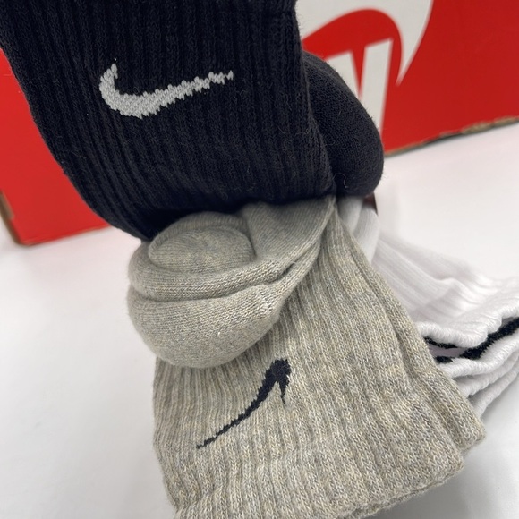 Nike Everyday Cushioned Training Crew Socks (3 Pairs)
Size M - m6-8; w6-10; - Picture 15 of 16